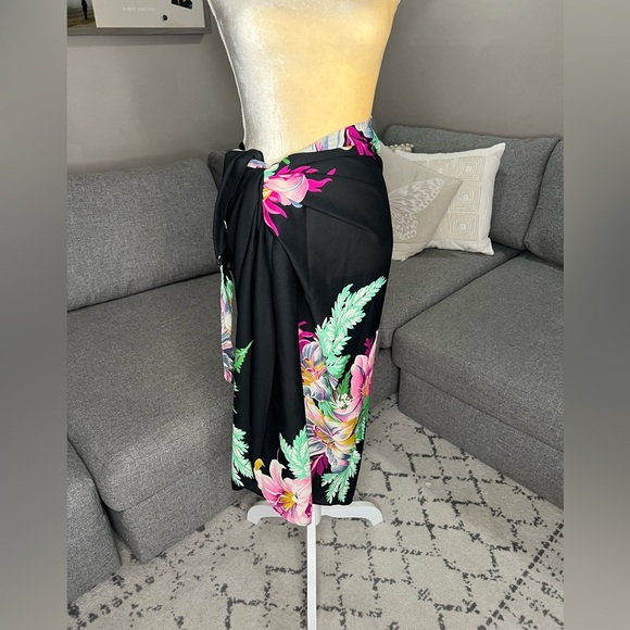 NEW multi floral sarong. - Picture 6 of 8